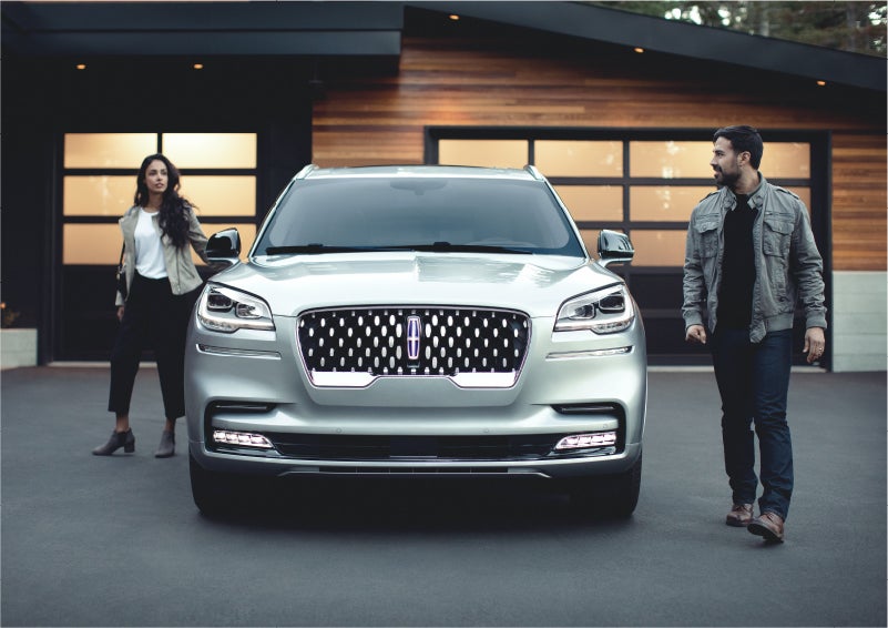The sparkling grille of the 2023 Lincoln Aviator® Grand Touring model | Empire Lincoln of Huntington in Huntington NY