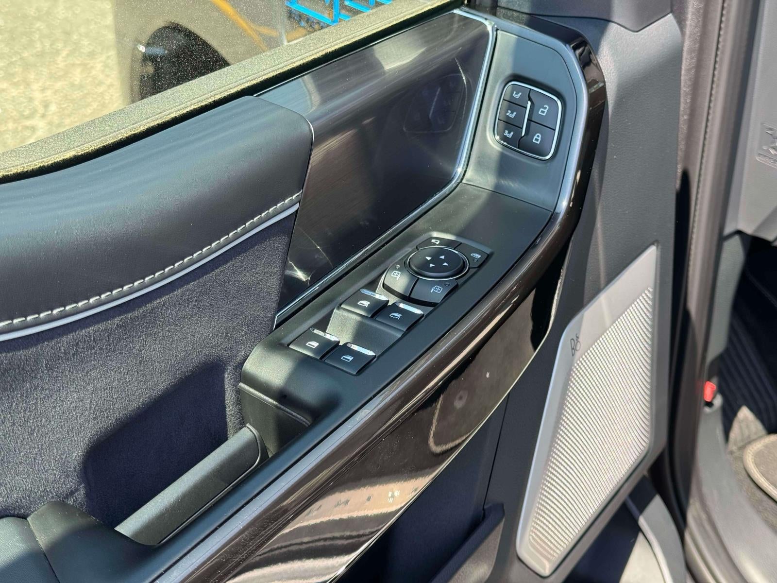 2025 Ford F-150 Lightning Platinum