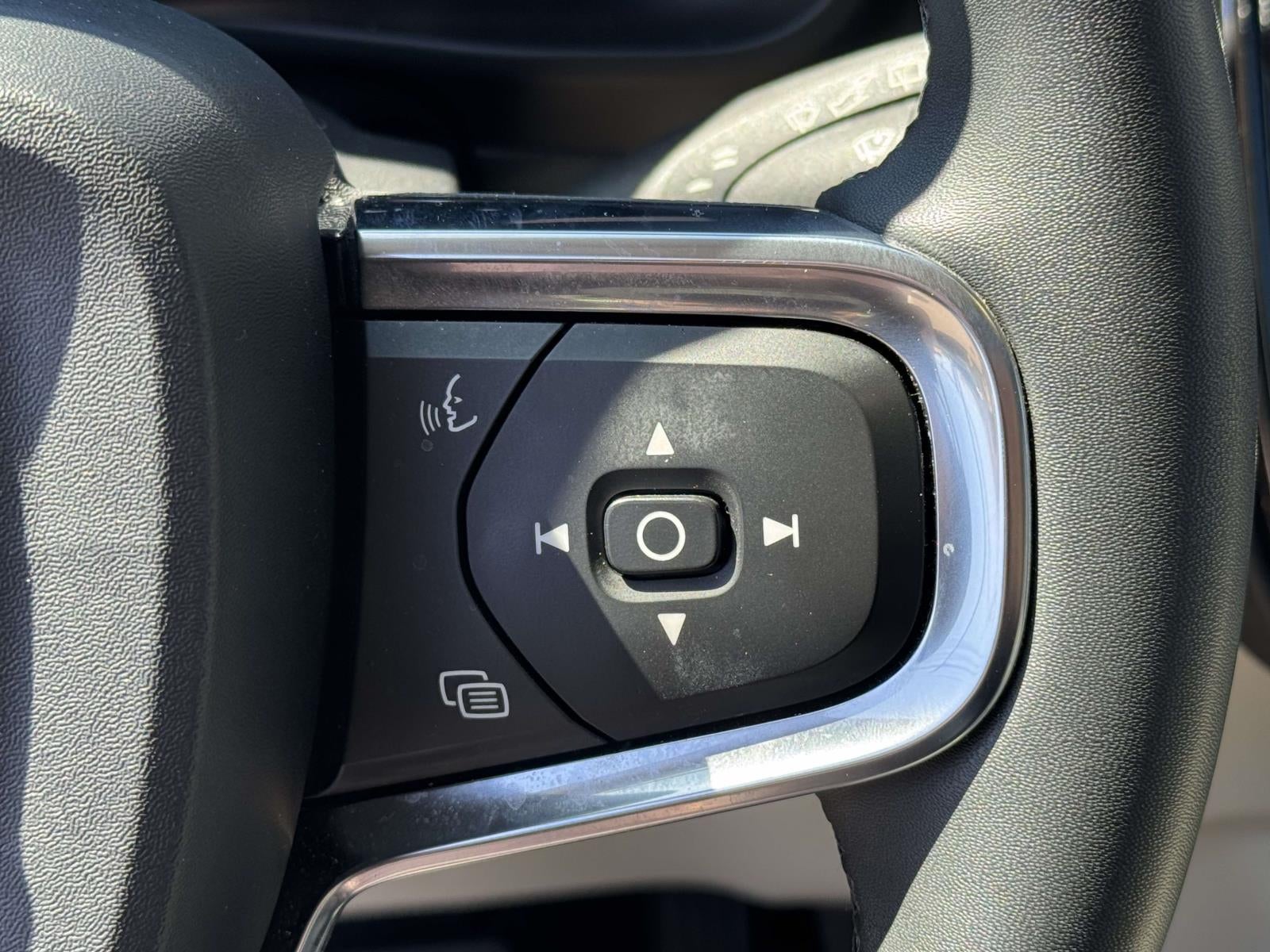 2023 Volvo XC40 B5 Ultimate Bright Theme