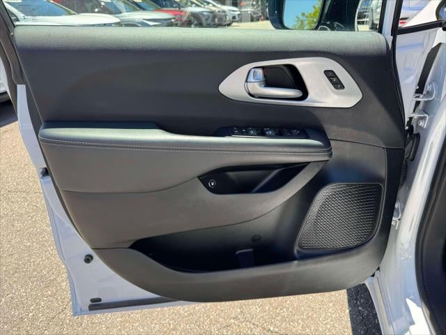 2024 Chrysler Pacifica Hybrid S Appearance Pkg