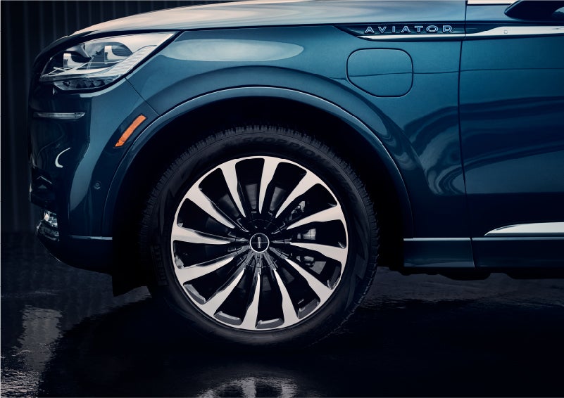 The 2023 Lincoln Aviator® Black Label Grand Touring model with unique 12-spoke wheel | Empire Lincoln of Huntington in Huntington NY