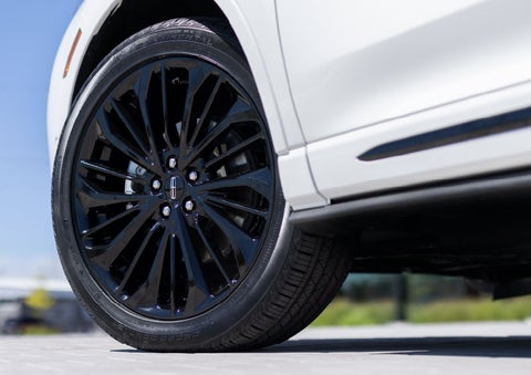 A stylish 20-inch black aluminum wheel of the available Jet Appearance Package is shown. | Empire Lincoln of Huntington in Huntington NY