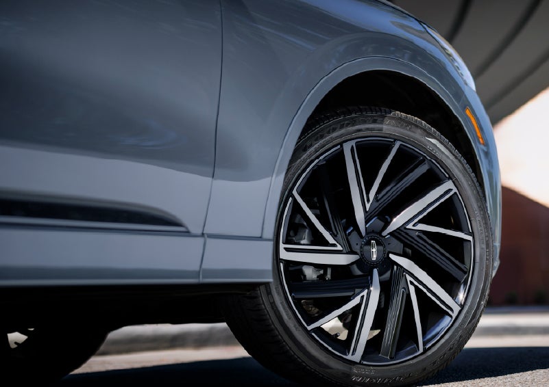 The wheel of the 2027 Lincoln Aviator® Black Label™ SUV is shown slightly angled out. | Empire Lincoln of Huntington in Huntington NY