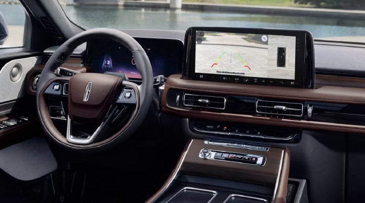The backup camera of the 2027 Lincoln Aviator® SUV is displayed on screen. | Empire Lincoln of Huntington in Huntington NY